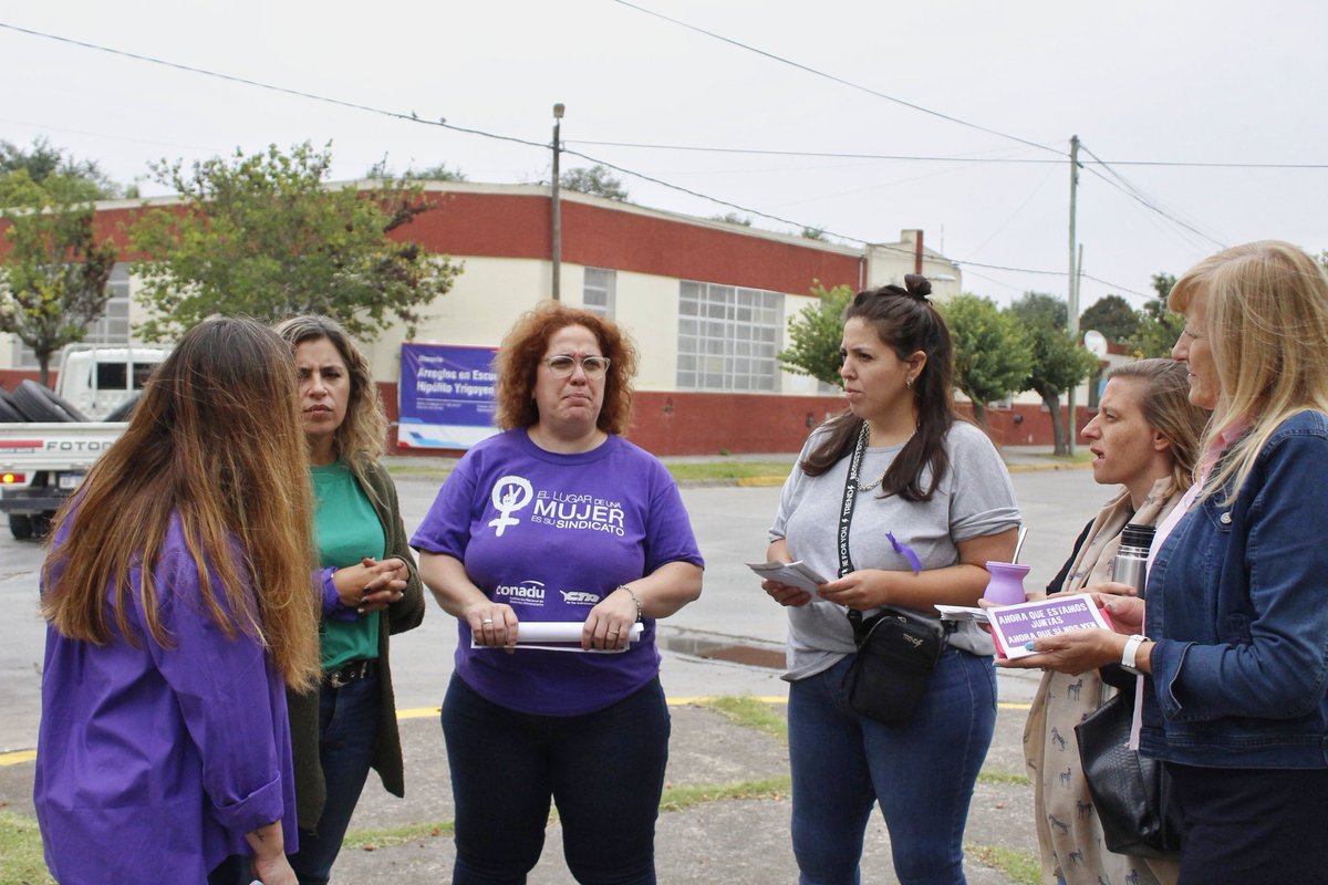 OlavarriaPro's tweet photo. 🟣#8M: Acompañamos al equipo de la Dirección de Políticas de Género en una recorrida por las localidades del partido de #Olavarría para difundir los recursos del área y dialogar con la ciudadanía. https://t.co/kSR8eUzhA9