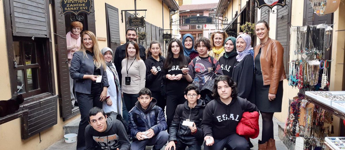 YHMED16's tweet photo. Yihmed Zahide Sanat Evinde bugün Harezmi okullarımızdan Emir Sultan Anadolu Lisesi öğrencileriyle el göz koordinasyonu,yaratıcılık ve tasarım odaklı düşünme becerilerini geliştirdiğimiz;"Sıfır Atık konusunda duyarsızlık"problemini ele aldığımız  atölye çalışmasını gerçekleştirdik https://t.co/l7SEUeqfdX