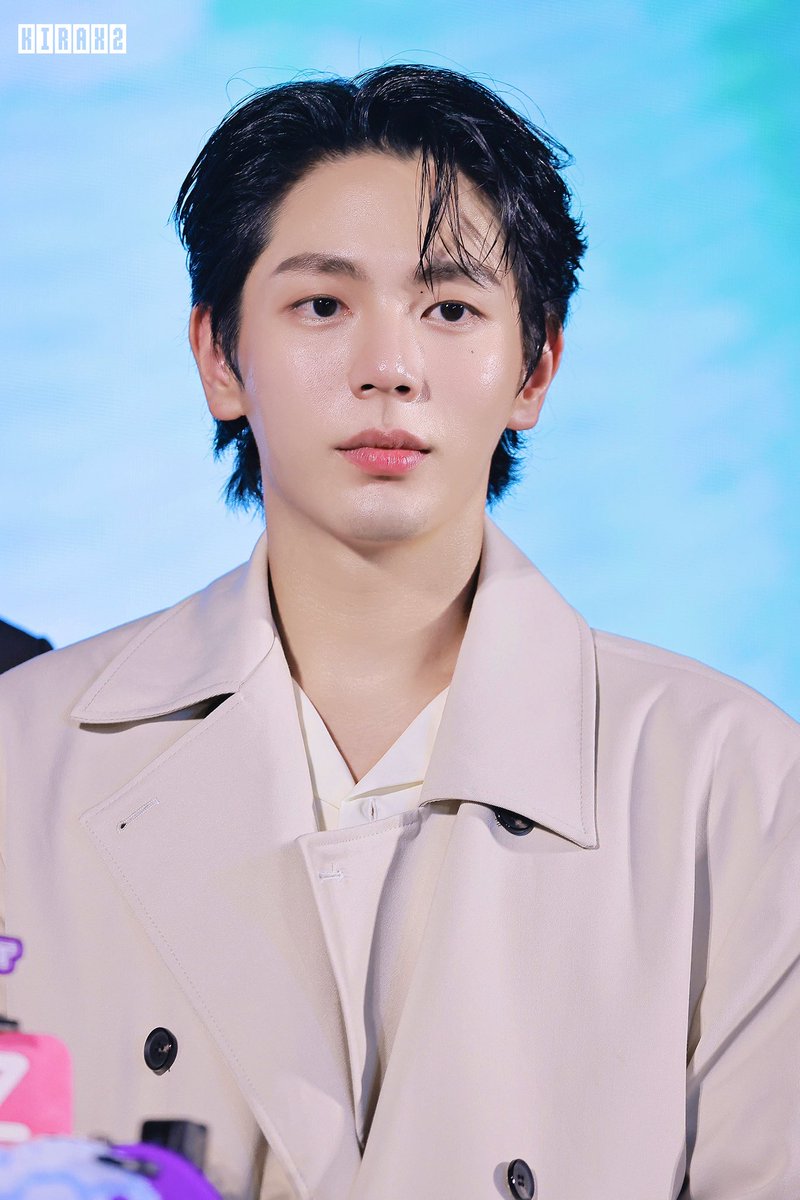 HQ

เติบโตต่อไปนะ 

#PressConค่อยๆรัก #uppoompat
