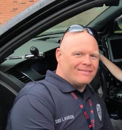 UMass Dartmouth covered up a former campus police officer’s sexual assault&amp;harassment allegations which allowed him to resign &amp; work at other departments.

His new position had him investigating sexual assaults &amp;working as a school resource officer. 🙃

Meet Officer David Laudon.