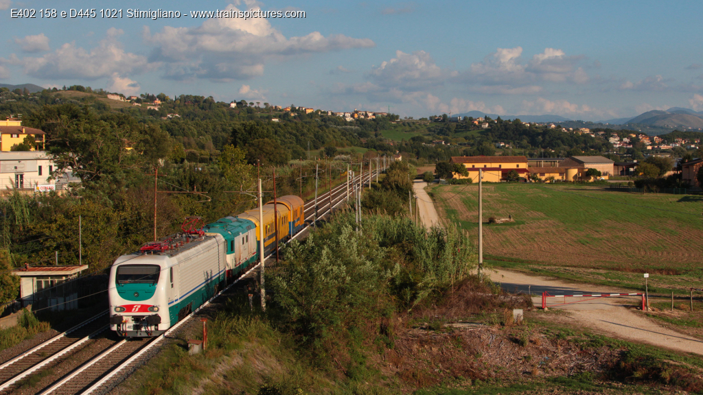 TrainspicturesC's tweet photo. Rubrica: Le elettroniche E402A, E402B, E403 e E401

E402 158 e D445 1021 Stimigliano, 03/10/2015

Foto 1920x1080 FullHD: https://t.co/hWUYbBoof3

 #fotografieferroviarie #treni #trainspictures #railpictures #ferrovia #e402b #d445 #italia #italy #lazio #lazio #rieti #forano https://t.co/bbsuRpiMVt
