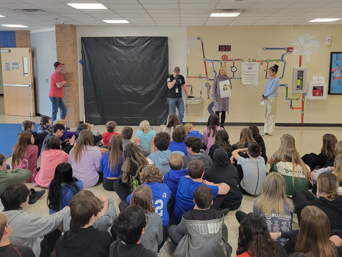 BoroPantherNews's tweet image. The imagination of Ellie Russell-Zink, a 7th grader @Springboro_SJHS, came to life this week amongst classmates. Ellie painted a large mural on the commons’ wall for all to see. More - facebook.com/SpringboroScho… @SpringboroSuper @Boro_Treasurer @curriculumcook