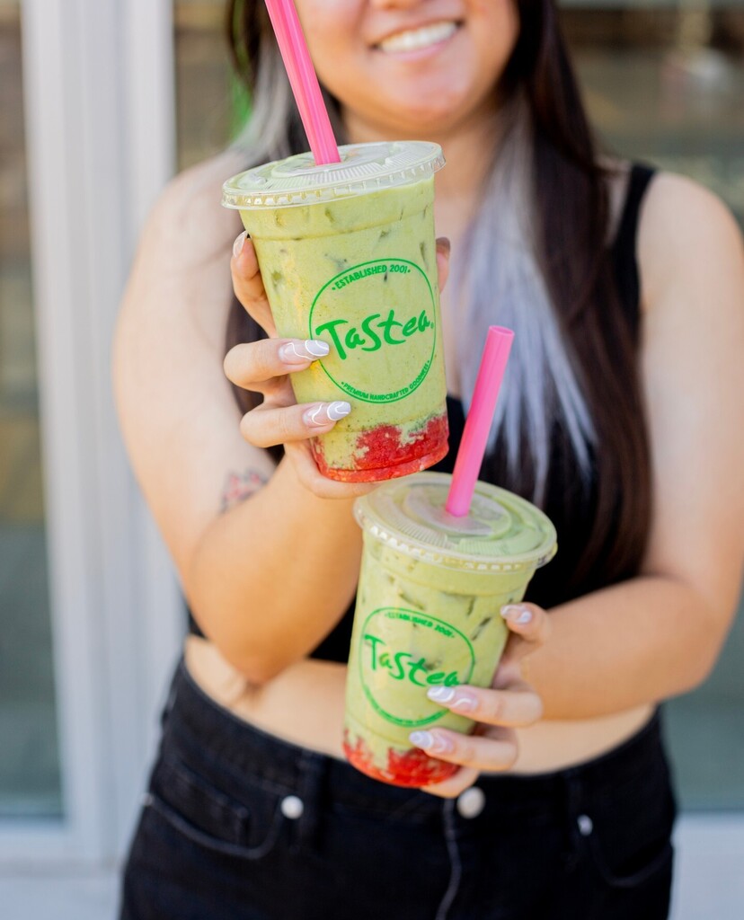 drinktastea's tweet photo. Don't forget! For a limited time earn a 🍓 FREE 20oz PEACH ME SWEETEA 🍓 to use on your NEXT visit when you purchase any strawberry drink! ⁠
-⁠
Strawberry drinks include: Peach Me Sweetea | Strawberry Ecteasy | Strawberry Milk Tea | Strawberry Sensatio… https://t.co/8gKfMbXVEx https://t.co/D8Qm3AXx2j