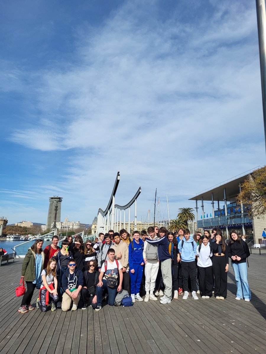 JMonnetCollege's tweet photo. 1ère journée à Barcelone pour nos 3èmes sous le soleil 🌞 Découverte de la ville, passage à la Boqueria, initiation au flamenco 🕺💃 
Ce soir rencontre avec les familles espagnoles !
#PEAC #ouvertureinternationale https://t.co/mraJbIWzyE