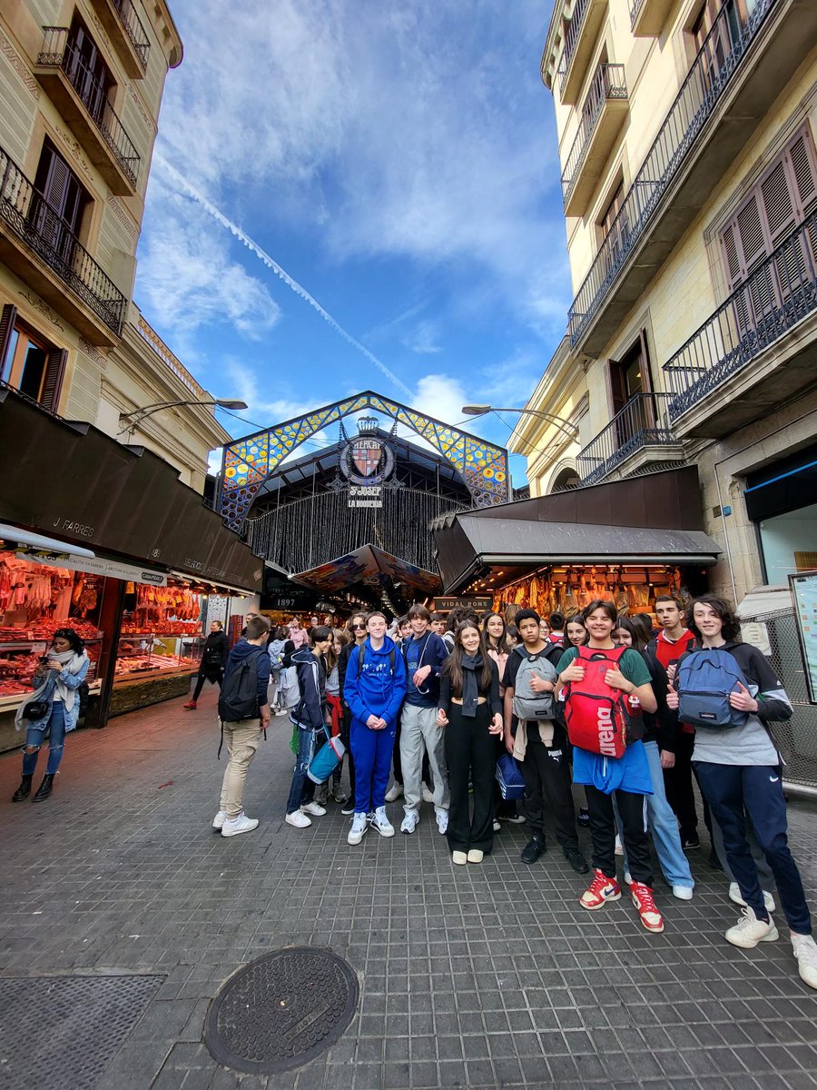 JMonnetCollege's tweet photo. 1ère journée à Barcelone pour nos 3èmes sous le soleil 🌞 Découverte de la ville, passage à la Boqueria, initiation au flamenco 🕺💃 
Ce soir rencontre avec les familles espagnoles !
#PEAC #ouvertureinternationale https://t.co/mraJbIWzyE