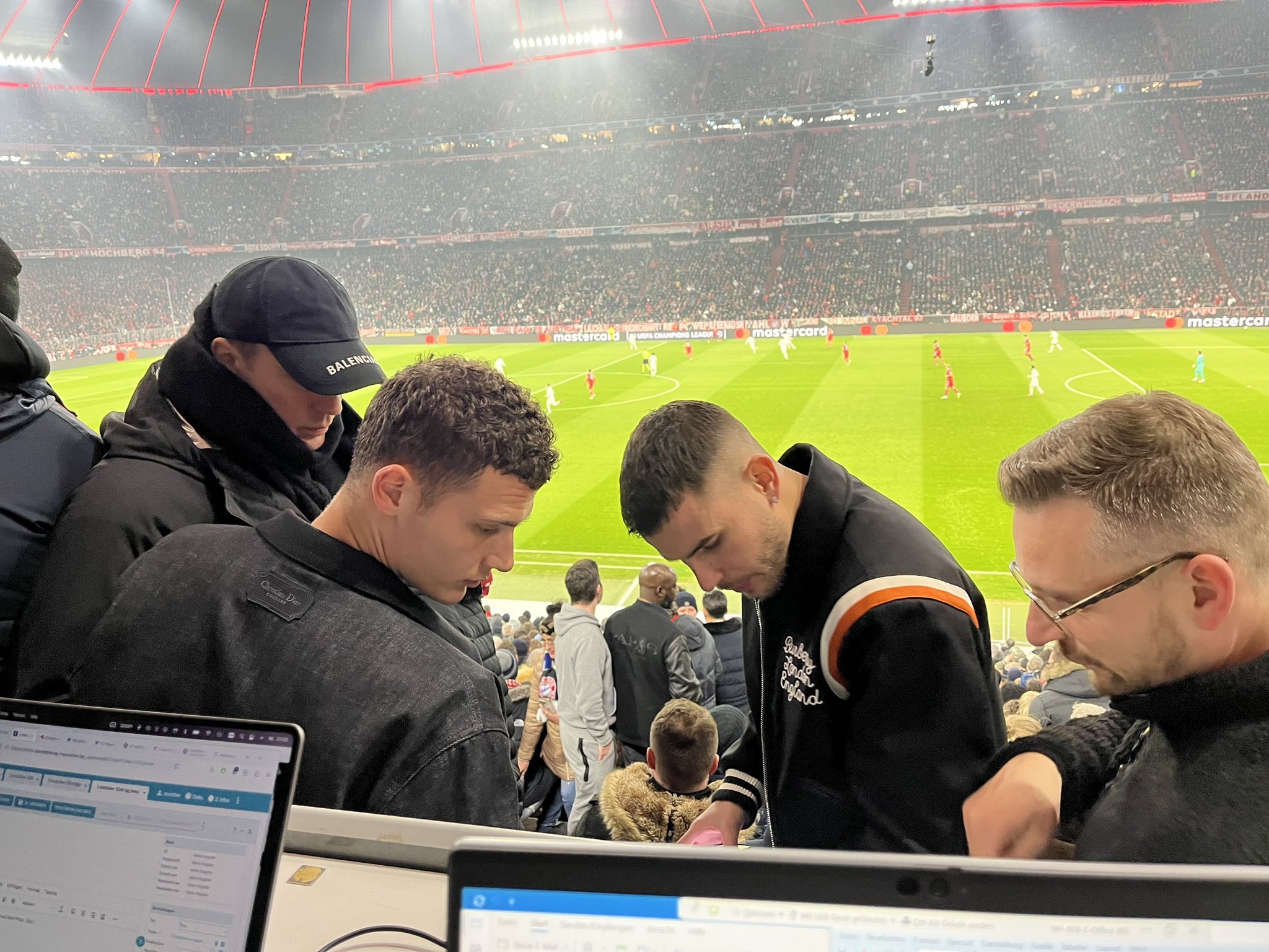 Bayern & Germany on Twitter: "Lucas Hernández and Pavard with Neuer watching the game [📸 @_kochmaximilian] https://t.co/DJ4c5dEIXh" / Twitter