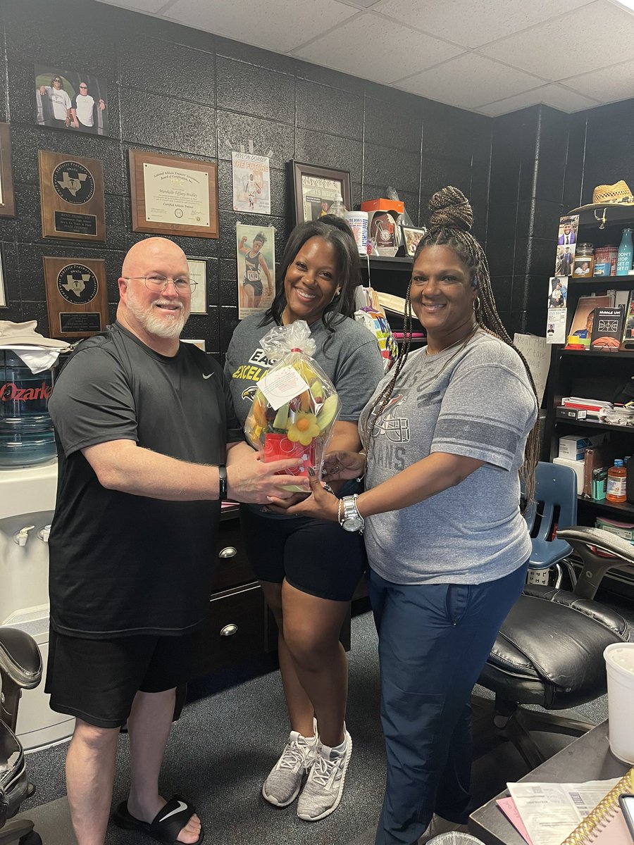 CoachKRiggs's tweet photo. Giving them their flowers (edible arrangements) while they are still here. Thank you again for everything you do for us. @AldineISD @IKETrainers @drgoffney @Eisenhower_AISD https://t.co/WX1MXZJfU9