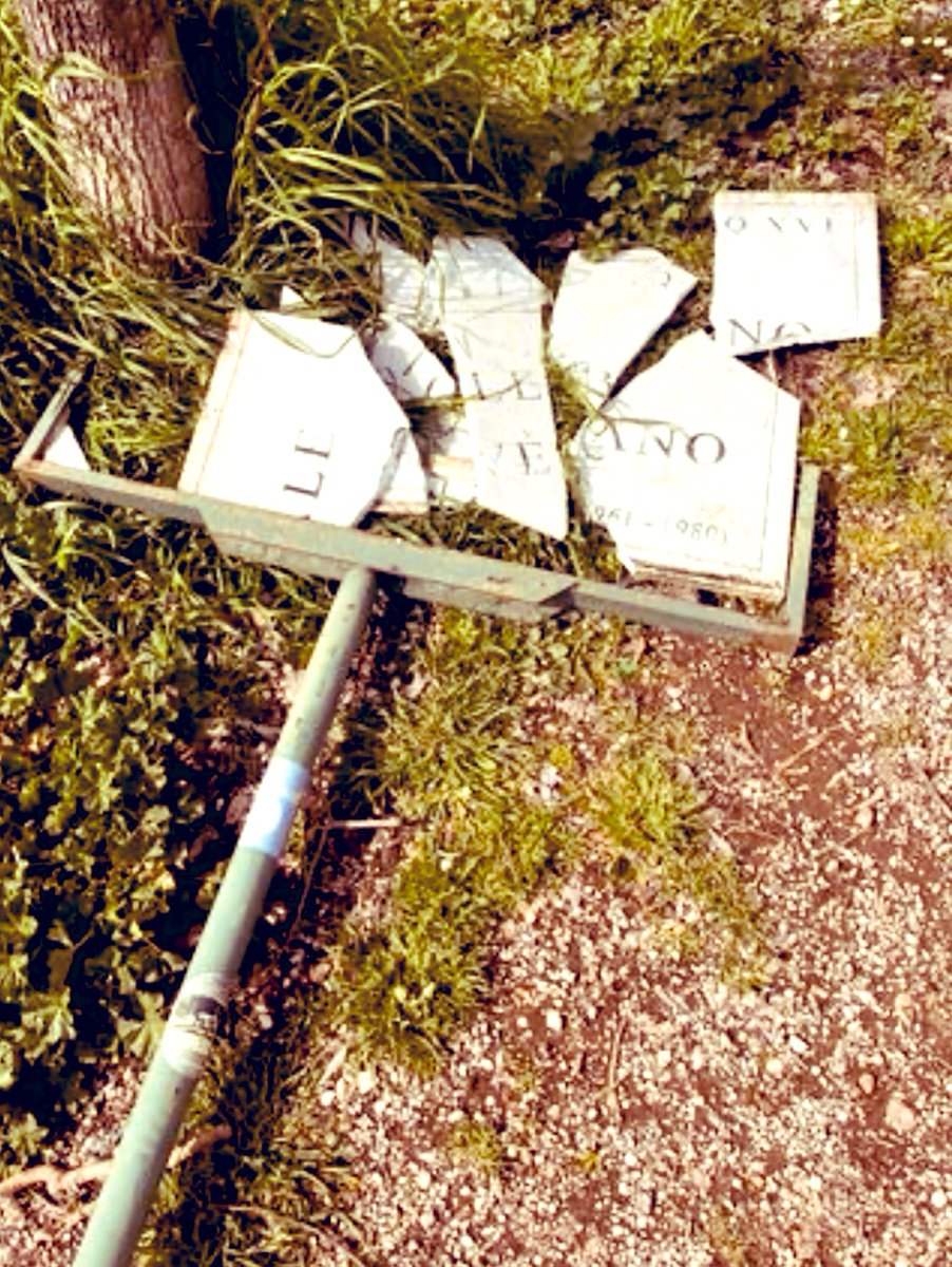 streetcnina's tweet photo. INFAMI

La targa di viale Valerio Verbano, al Parco delle Valli, nel Terzo Municipio, è stata ancora una volta abbattuta e distrutta. 

Con oggi, la targa è stata vandalizzata per la terza volta. #ValerioVerbano 

Maledetti. https://t.co/yyiiVCT9KM