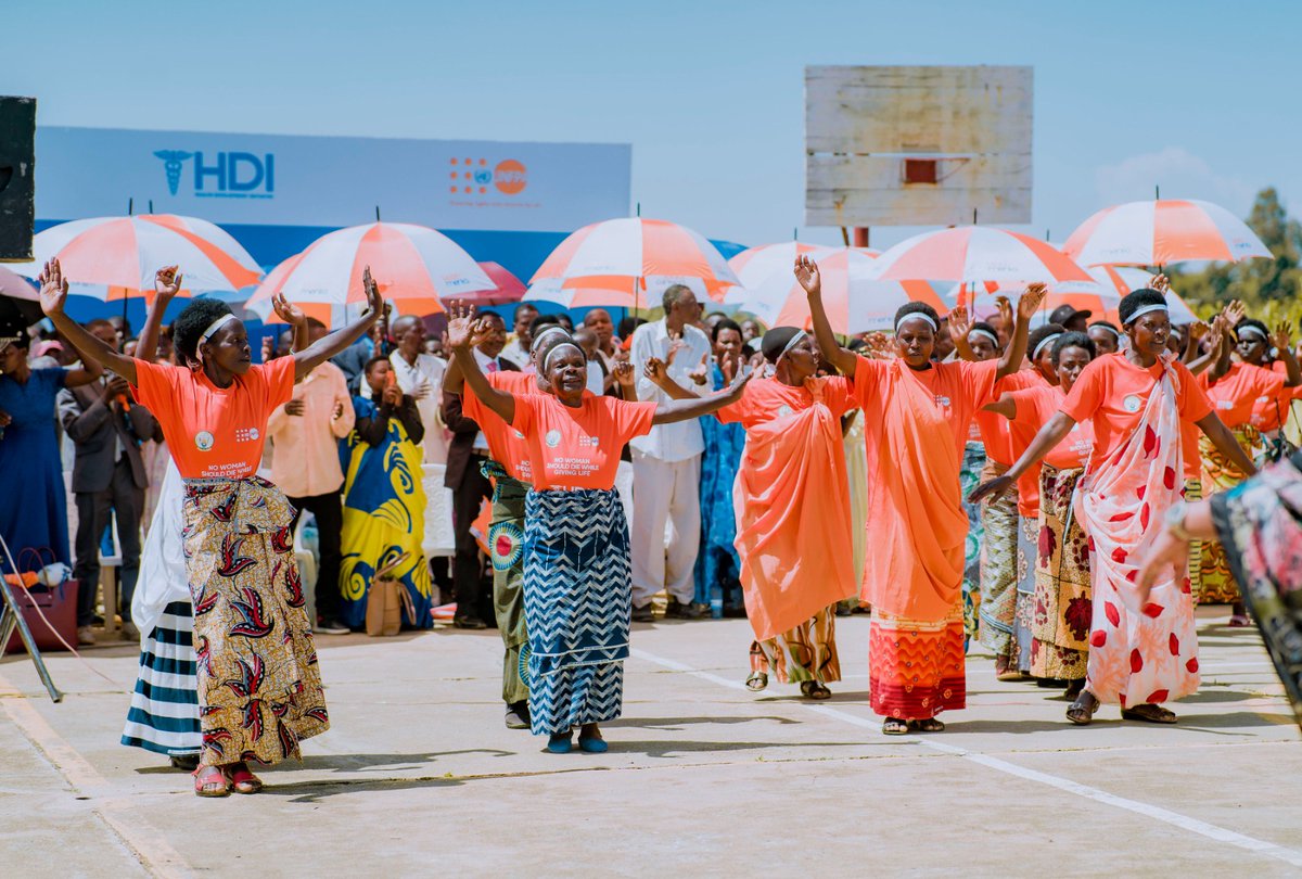 Nyac_juru_jesse's tweet photo. Uyu munsi @HDIRwanda ku bufatanye na @UNFPARwanda bifatanyije n abaturage b umurenge wa Ruganda muri @KarongiDistr bishimira ibyagezweho ndetse bigira hamwe imbogamizi abagore bahura nazo mu byubuzima no mibereho yabo. 
#InternationalWomensDay #IWD2023 #IWD #DigitALL #Mobimenta https://t.co/01pTaKNpvT