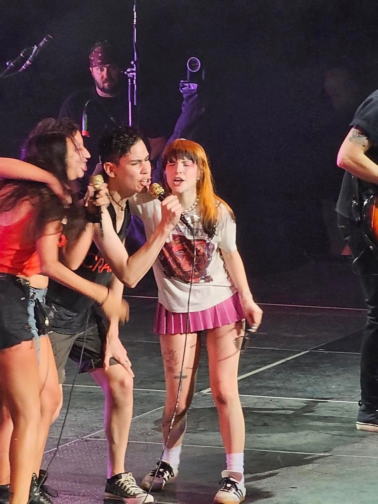fer_witchwood's tweet photo. Momento inolvidable, que se va a quedar conmigo para siempre 🥹❤️ canté con Hayley, la pude abrazar y decirle lo que ellos significan para mi, y también decirle a Taylor que lo amaba 😅se siente irreal haber estado con la banda con la que crecí y con la que voy a seguir creciendo https://t.co/Ysj0lPfp6e