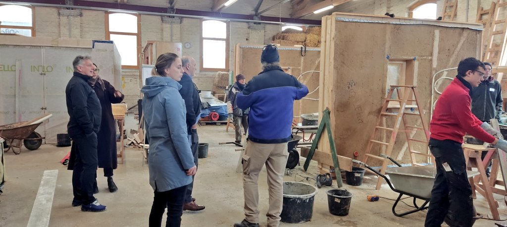 BurchertMichael's tweet photo. Excellent talks at the #NZNB today on secondary materials: straw building, cement free foundations and modular systems to use in Ukraine and earthquake disaster areas. Parallel to a pro straw workshop from https://t.co/gQPPMGfdz9
Thanks @bmpiscaer and https://t.co/rwTofXIv4S https://t.co/1jraoXmJhl