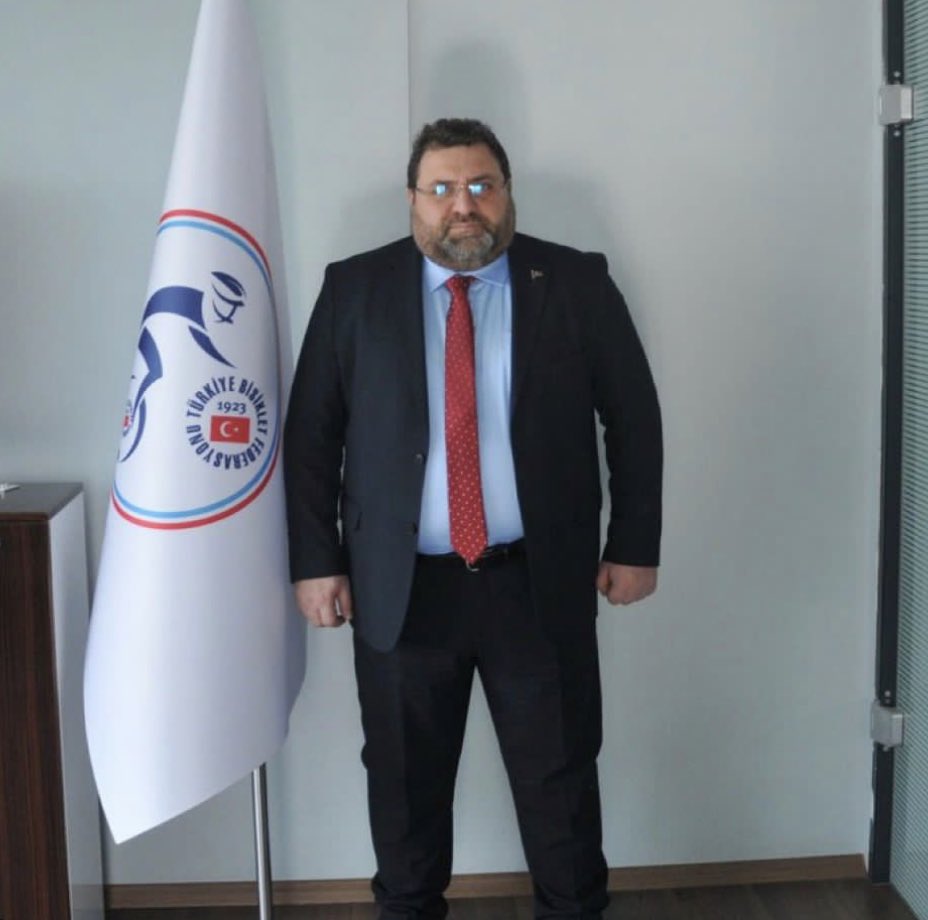 AtaturkcuGenc81's tweet photo. Günün İroniği : 

Cumhurbaşkanlığı İletişim Başkanlığı Yönetim ve Destek Hizmetleri Daire Başkanı Halil Cem Öztürk, Türkiye Bisiklet Federasyonu Yönetim Kurulu Üyeliğine getirildi. https://t.co/npBAJb5qXd