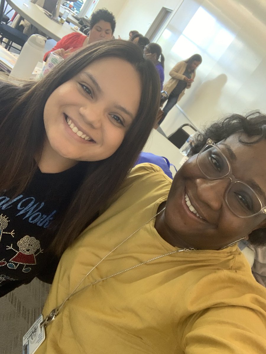 KarenJoHISD's tweet photo. Sooo…I know I definitely don’t look old enough to have one of my House E student @Milby_HS who I was the school counselor for, is now a grown professional. Miriam Rincon is a AWESOME school social worker at @PortHoustonES I am so proud of her 💙💜💙💜 Happy NSSW @HISD_ACC https://t.co/79jy0vBU7m