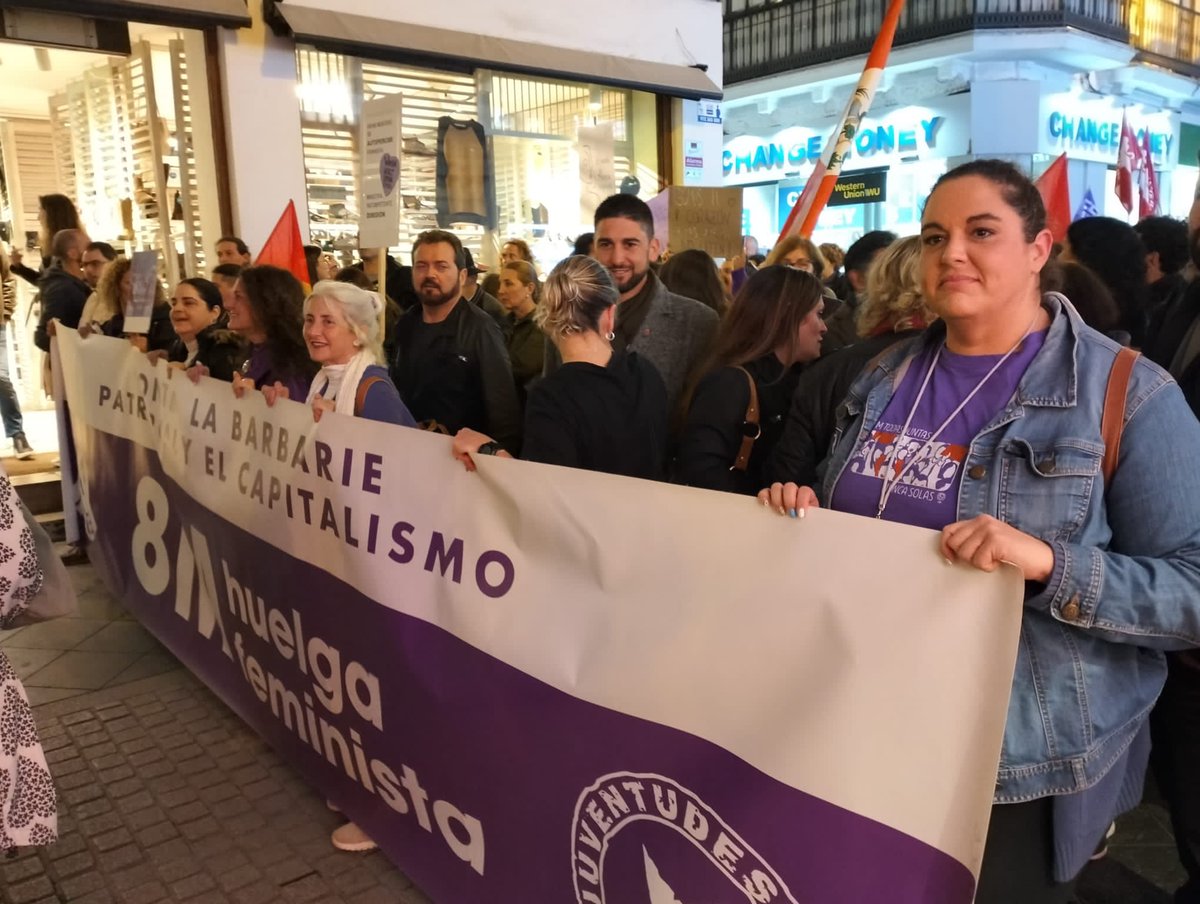 juandepca's tweet photo. En #SevillaHoy, en la manifestación del #8DeMarzo 
Por un futuro rojo, verde y violeta https://t.co/cHiCHnLeTG
