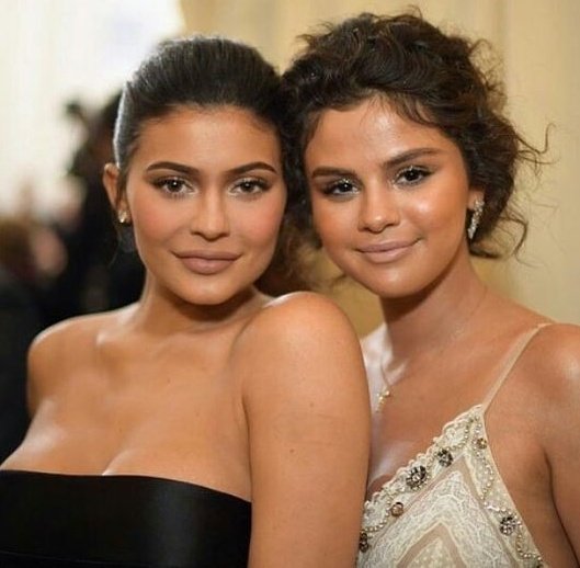 thebiebersinfo's tweet photo. hailey bieber x selena gomez x kylie jenner "drama" from the begging; a thread 🧵

(with the receipts and dates) https://t.co/ds0kmBHh6j