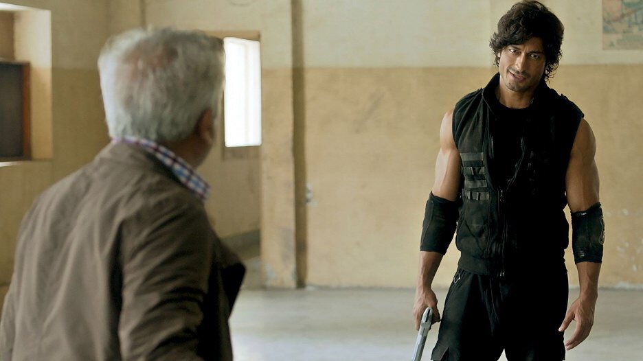 CNKellerbach's tweet image. #Commando2 Vidyut Jamwal ist so cool. Der Film leider nicht. Die ersten und letzten 15 Minuten sind knackig. Dazwischen? Richtig hässlicher Look, eine Handvoll Fights von ok bis albern (zB gegen eine Gang auf Jumping-Stilts). Dazwischen gähnendes, schmerzhaft langweiliges Nichts.