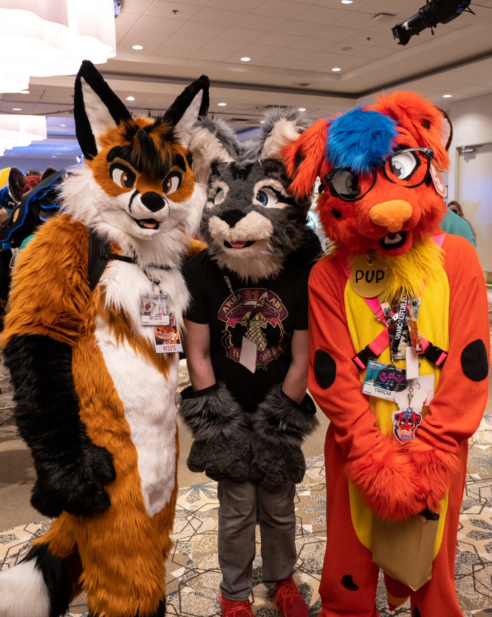 ryzote's tweet photo. I haven't posted any pictures here for a loooong time, but here's some from vancoufur with @beansNcornflake and @femmytirachi!
📷: @scarobs 
#VF2023 https://t.co/JNRFAtI9dI