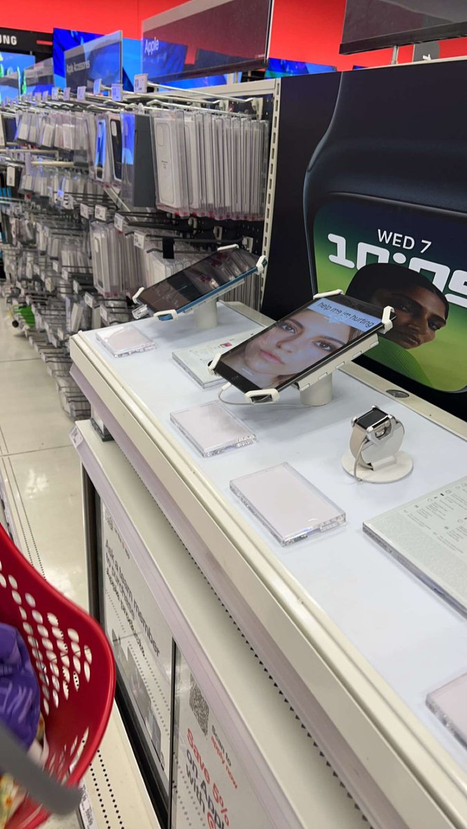 meg__lizz's tweet photo. koury sister spotted in target 😱😱😱😱😱😱😱‼️‼️‼️‼️ https://t.co/HdWP7fSdzg