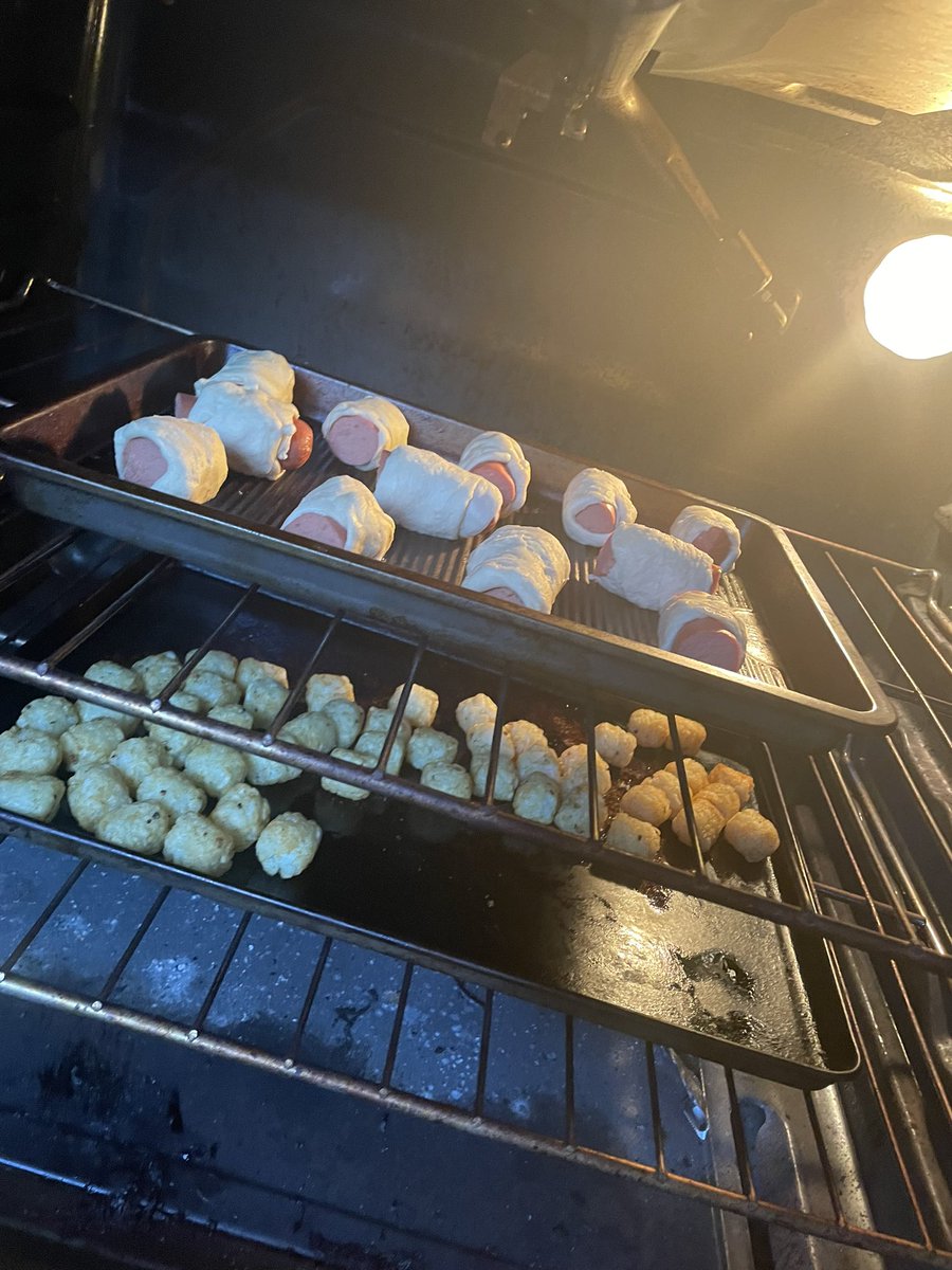 carloanarchy's tweet photo. Decided to make lil piggies in the blanket and tots for lunch. Easy and delicious https://t.co/2GM1i469lu