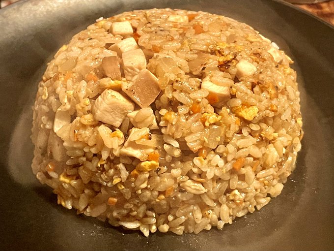 結局、鶏チャーシューの食べ方に迷って、またチャーハンしてしまった
今日は少しスパイシー&amp;盛り付けてみた
そしてまたふたごちゃんの卵でした_(:3」z)_ 