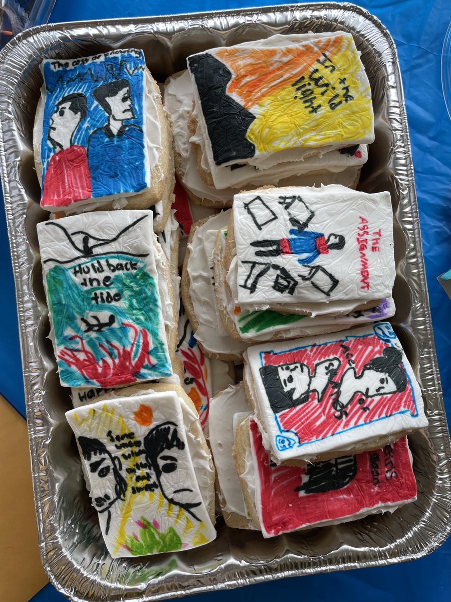 TuckerHSMedia's tweet image. Reading Bowl team party is starting HAND drawn book cookies!  ⁦@DCSDEdMedia⁩ #HRRB #GaPeachAward