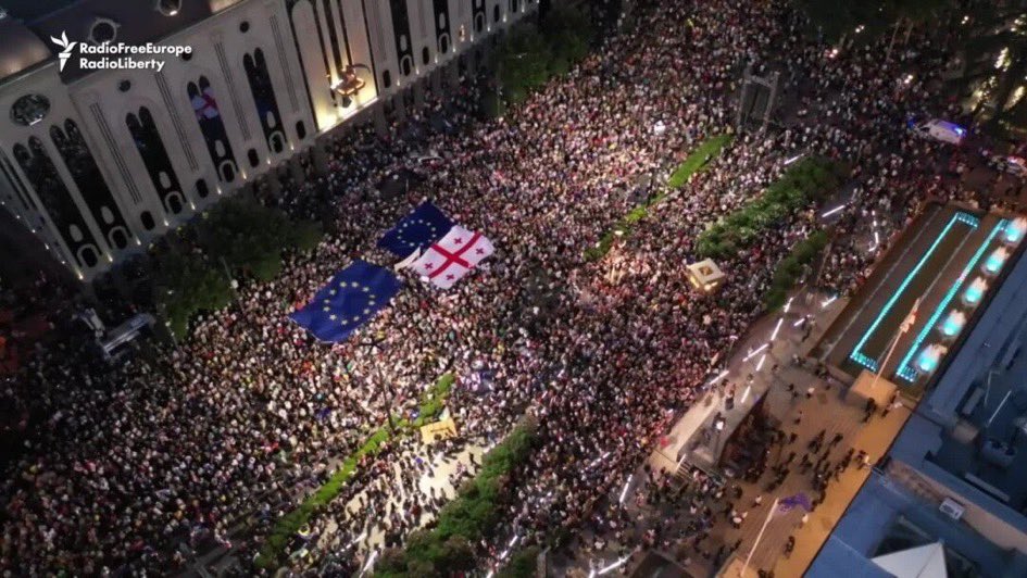 dziedzic_ewa's tweet photo. Unglaubliche Bilder aus #Georgien. Die Bevölkerung demonstriert gegen den russischen Einfluss, gegen ein Gesetz, dass Demokratie einschränken würde, für #Europa. Wir sollten auf ihrer Seite stehen. Hier mehr Info https://t.co/ISHssgSyCA Video via @Shamemovement https://t.co/QU7Aa4dp9U