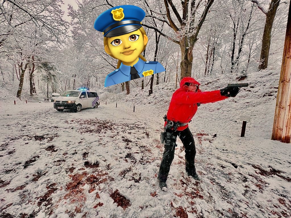 Ook op #WomensDay staat onze schietmonitor👮‍♀️🔴 paraat. #Training in weer en wind! Onder goedkeurend oog en met raad en daad! #politie #trainingbyexample