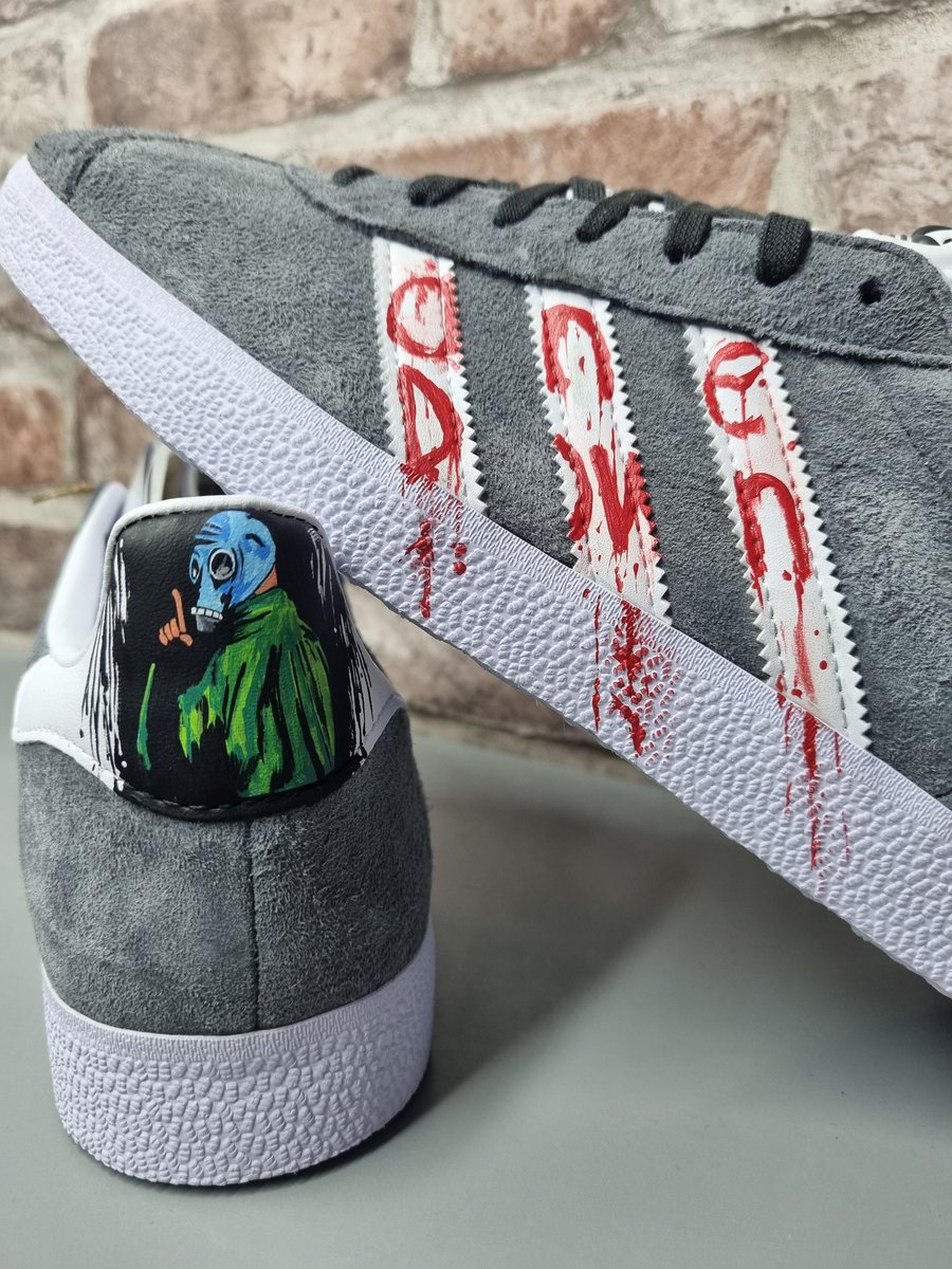 DEAD MAN'S SHOES 

Hand painted heel and stripes on thes Adidas Gazelle 👌

#iamtherenovation #deadmansshoes #paddyconsidine #onedown