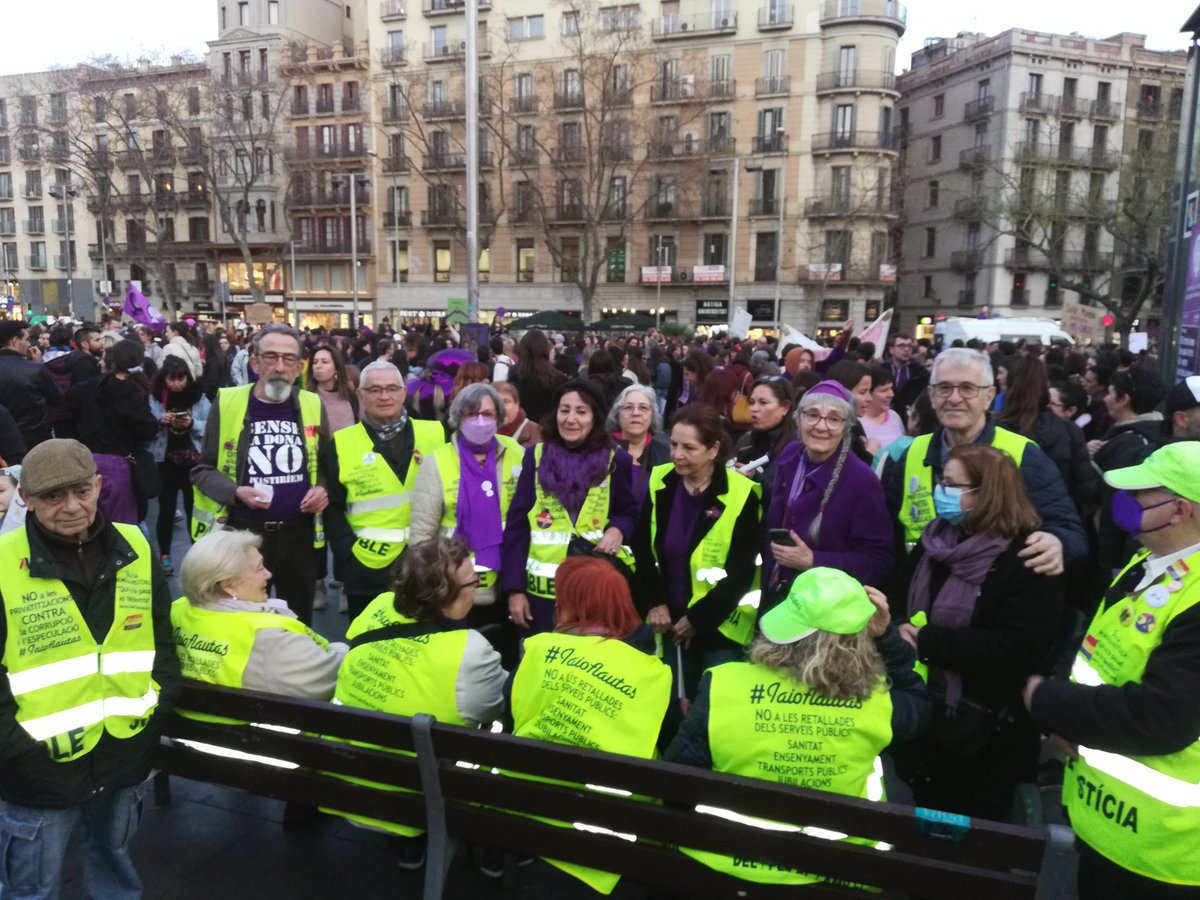 iaioflautas's tweet photo. Les @iaioflautas avui hem estat molt contentes i orgulloses de la magnitud que ha agafat últimament #8M les vagues feministes. Diuen 100000 persones l'organització, 40000 la @GuardiaUrbana. https://t.co/WySfSGvChn