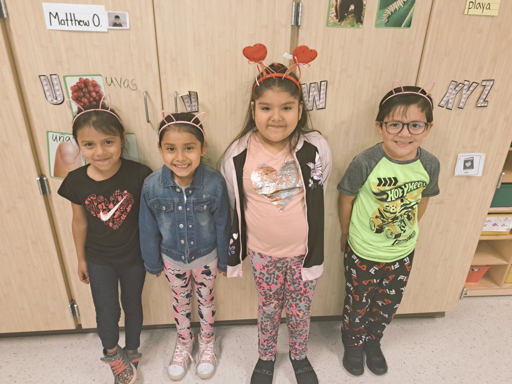 GisetKing's tweet photo. Every day we had a table leader.Instead of a  clip they can wear a headband.They loved it.
#Kinder  #futureleaders #duall  #alvinisd  #Bilingual #ownership https://t.co/h3efPNpt6F