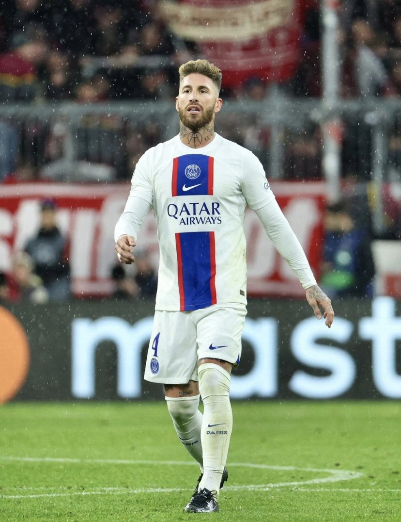 El único futbolista del PSG que salió a competir como se debe competir en una eliminatoria contra el Bayern. El mejor de su equipo en París, el mejor de su equipo en Munich. Si te van a echar, que sea luchando hasta el final. El espíritu y los huevos de Don Sergio Ramos. RESPECT.