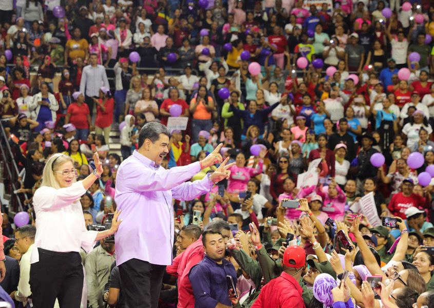 #EnFotos || Nuestro presidente <a href="/NicolasMaduro/">Nicolás Maduro</a> celebró el #DiaInternacionalDeLaMujer en compañía de la luchadoras que hasta hoy se han mantenido en pie a pesar de los intentos de la Derecha de destruir el proyecto revolucionario.

#08Mar