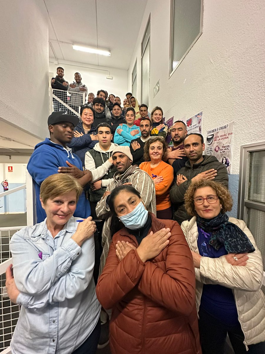 CfaCornella's tweet photo. Més abraçades reivindicatives!! L'alumnat dels grups de tarda d'estudis com #Competic1, #Competic2, #GES, #Castellà o #Anglès, entre d'altres, no ha volgut faltar a la cita amb el repte #EmbraceEquity! #8M #DiaDeLaDona @igualtatcornella @igualtatcat @educaciocat @CRPCornella https://t.co/ZLebIKuoT6