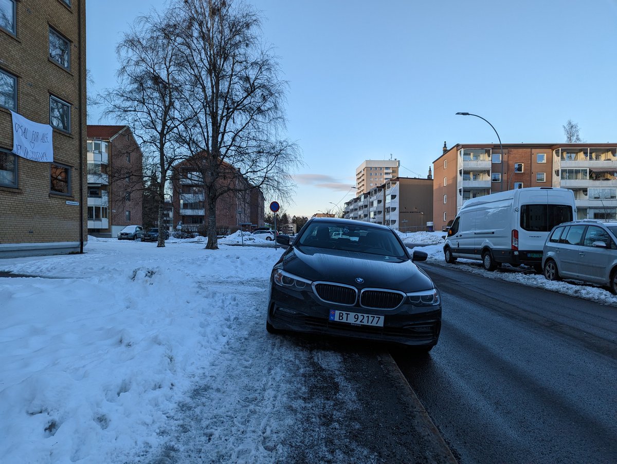 "Vi trenger ikke sykkelveier. Det er allerede trygt for barna våre på fortauene"

Samtidig, på et fortau foran protestlakenet, parkerer denne jevnlig på fortauet.