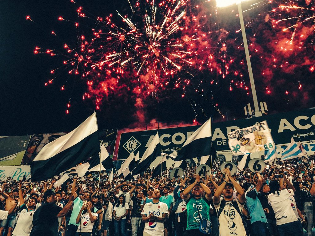 Kike_Melgar's tweet photo. LOS DEL CARNAVAL
GRAN TRABAJO @Giioman_ junto a la @BarraBrava_AFC 🅰️🐘🖤 https://t.co/PKhtWa9L8a
