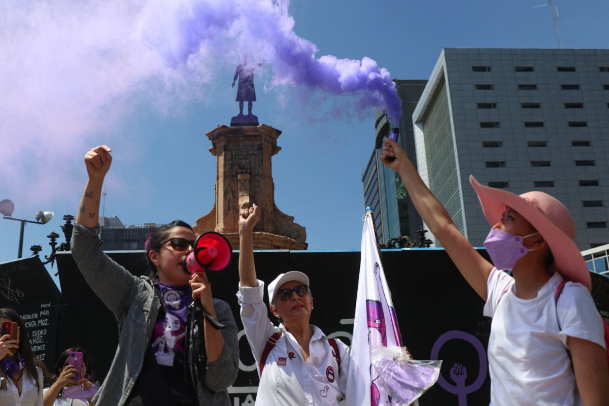 🟣Antes de iniciar la #8M2023, mujeres con distintos tipos de cáncer se reunieron en la Glorieta de los Insurgentes para exigir al gobierno medicamentos y apoyo a los pacientes. 
#Marcha8M #8M
📸: <a href="/CuartoscuroMex/">Revista Cuartoscuro</a>