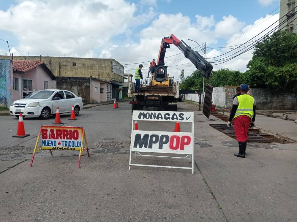 mppop_monagas's tweet photo. #MPPOP Monagas en conjunto con @TricolorMonagas  realizaron la construcción, confección y colocación de 12 metros de rejillas (3.683 toneladas de acero) en el sector el paraíso, Municipio Maturín, , parroquia San Simón, estado Monagas.

#ChavezFeminista https://t.co/GOUsZMOjJ9