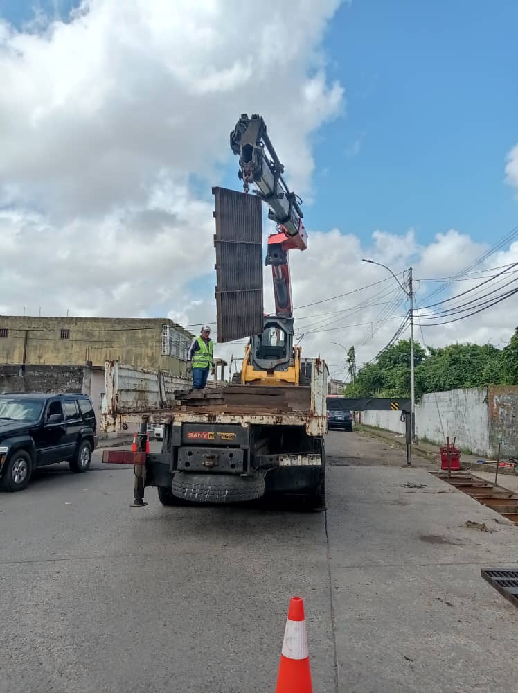 #MPPOP Monagas en conjunto con @TricolorMonagas realizaron la construcción, confección y colocación de 12 metros de rejillas (3.683 toneladas de acero) en el sector el paraíso, Municipio Maturín, , parroquia San Simón, estado Monagas. #ChavezFeminista