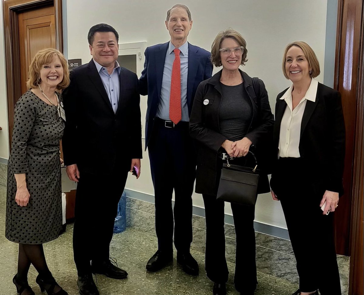 Thank you @RonWyden for meeting with #Argentum members to hear more about the pressing challenges facing #seniorliving and solutions to address the healthcare #workforcecrisis #ArgentumPPI23