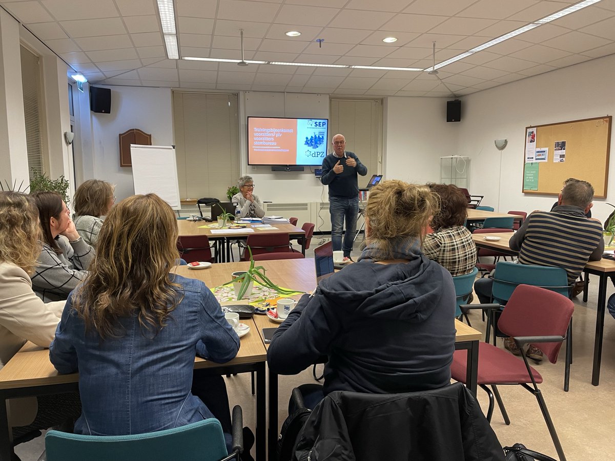 Verkiezingen organiseren is een van de mooiere klussen van afdeling Dienstverlening. Inwoners en collega’s helpen mee. Met bevlogenheid en focus aan de slag! Vanavond de instructiebijeenkomst met alle voorzitters van de stembureaus in gemeente Lopik.