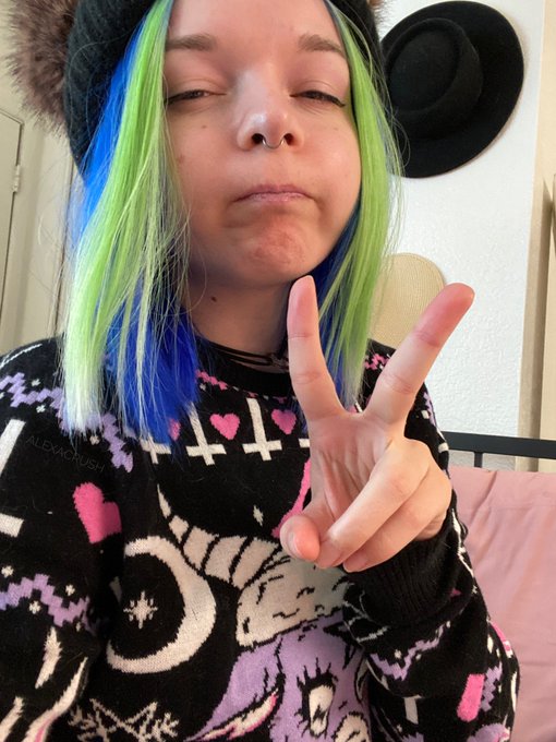 1 or 2 be serious 🥺 https://t.co/kLGEClImX6