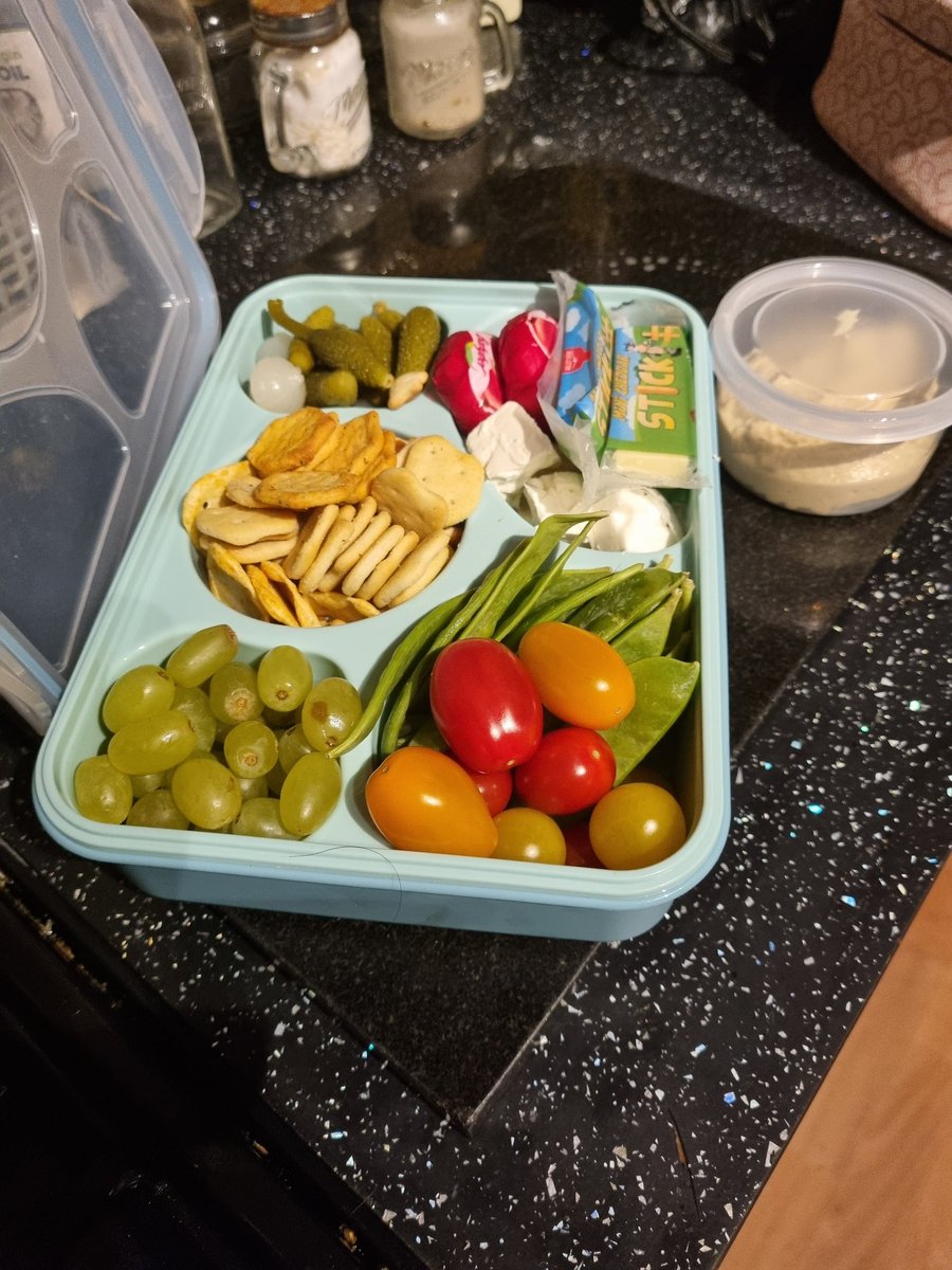 mcbennett15's tweet photo. #grazebox #worklunchideas 👍🏻😋 https://t.co/W6CEdQjwnl