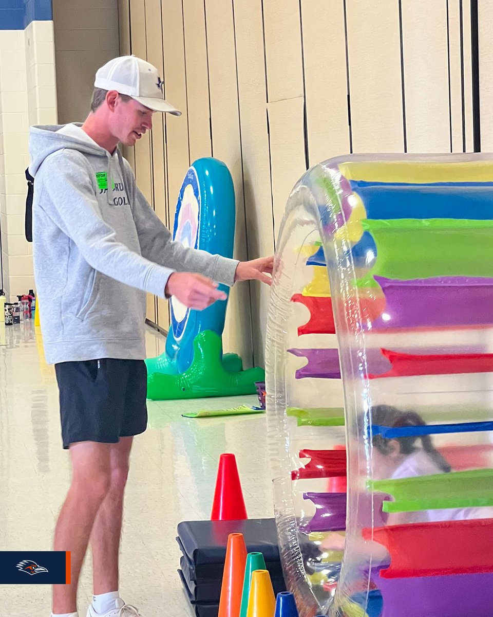 UTSAMensGolf's tweet photo. 𝗚𝗶𝘃𝗶𝗻𝗴 𝗕𝗮𝗰𝗸

It was an honor to serve our community at the Kay Franklin Elementary School Field Day.

#BirdsUp 🤙 https://t.co/2WTHf8OM4y