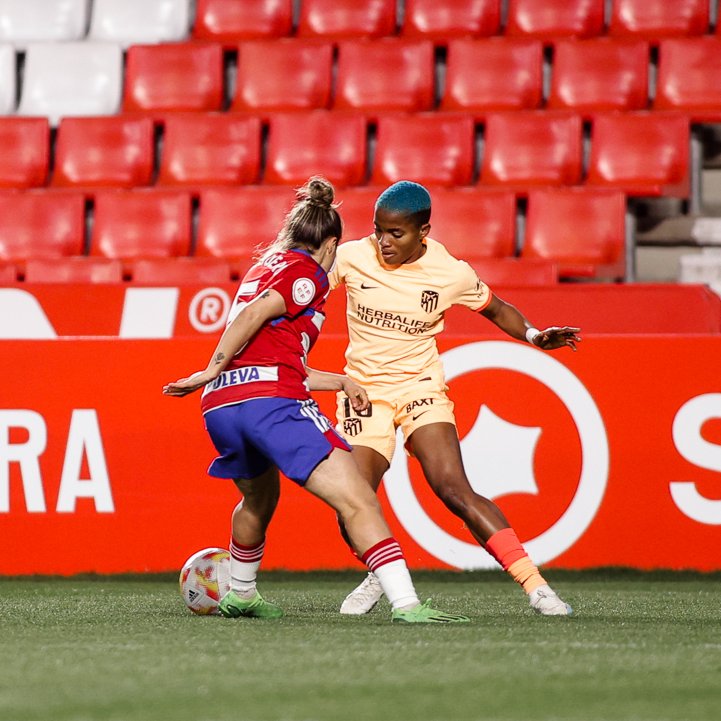 AtletiRules's tweet photo. Al descanso, el @AtletiFemenino gana 0-1 al Granada con gol de @BarbaraLatorre7, tras asistencia de @Rasheedat08. Las rojiblancas tuvieron que esperar hasta el 46' para poder adelantarse en el marcador. Gol psicológico que acerca al equipo a las semifinales. A certificarlo. #ATMF https://t.co/aPvVDgE4ne