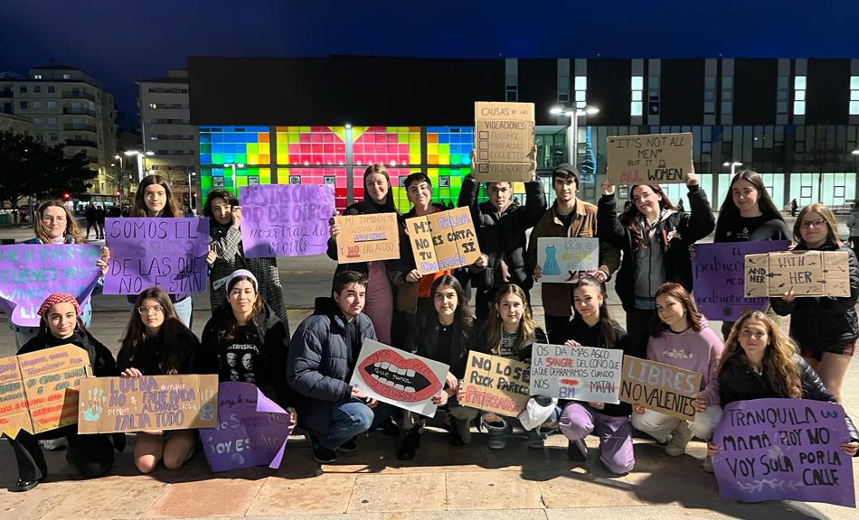 cmfrayluisusal's tweet photo. A pesar de la intensa lluvia, hemos salido a las calles a reivindicar la lucha contra las realidades que nos oprimen como mujeres, la brecha salarial y la desigualdad laboral, social y de oportunidades que las mujeres sufren día a día. ¡Todas libres con derechos y sin opresiones! https://t.co/I6azuE2LON