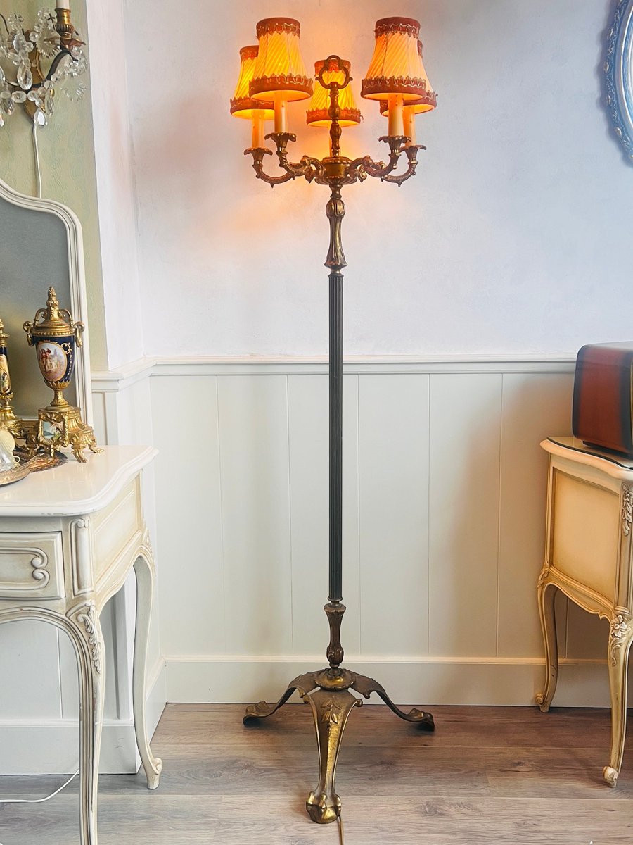 oGoodieShop's tweet photo. #FreeStandLamps #VintageBrassLamp Antique elegant floor lamp Victorian Style Made of Bronze/Brass with 5 lights.
https://t.co/yr4JJnpuV5 https://t.co/UunYAJbnEb