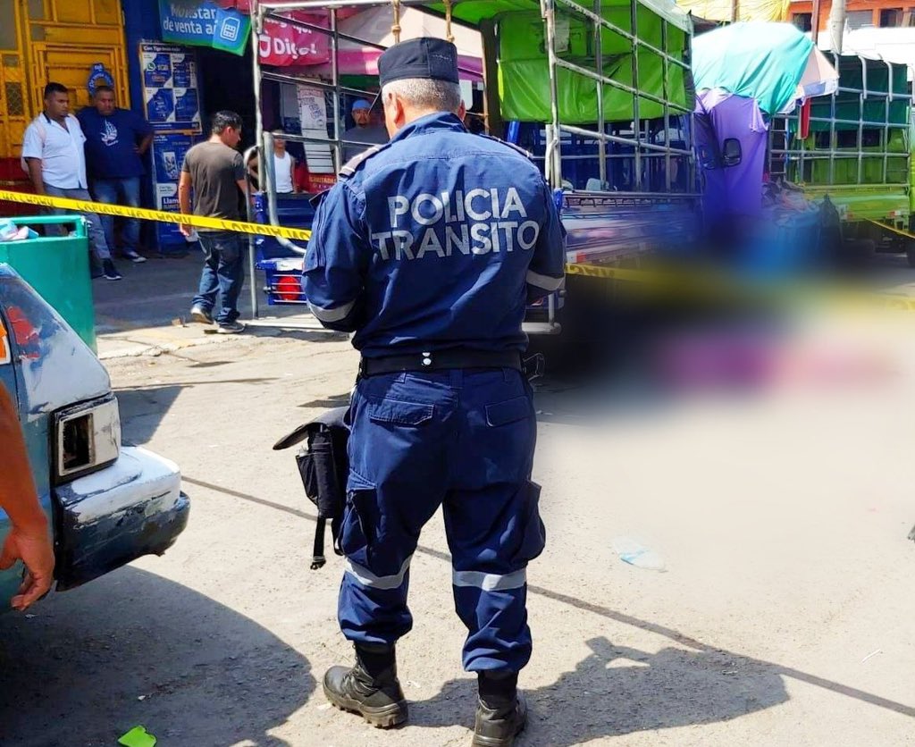 SivarNewsSV's tweet photo. 🔴 PERSONA FALLECIDA TRAS ACCIDENTE DE TRÁNSITO 

La @PNCSV informa que una persona falleció a causa de un accidente de tránsito entre la 14 Avenida Sur y 15 calle Poniente en Santa Ana.

De momento, el paso se encuentra restringido, por lo que piden las precauciones del caso. https://t.co/DWTsFkcQp5