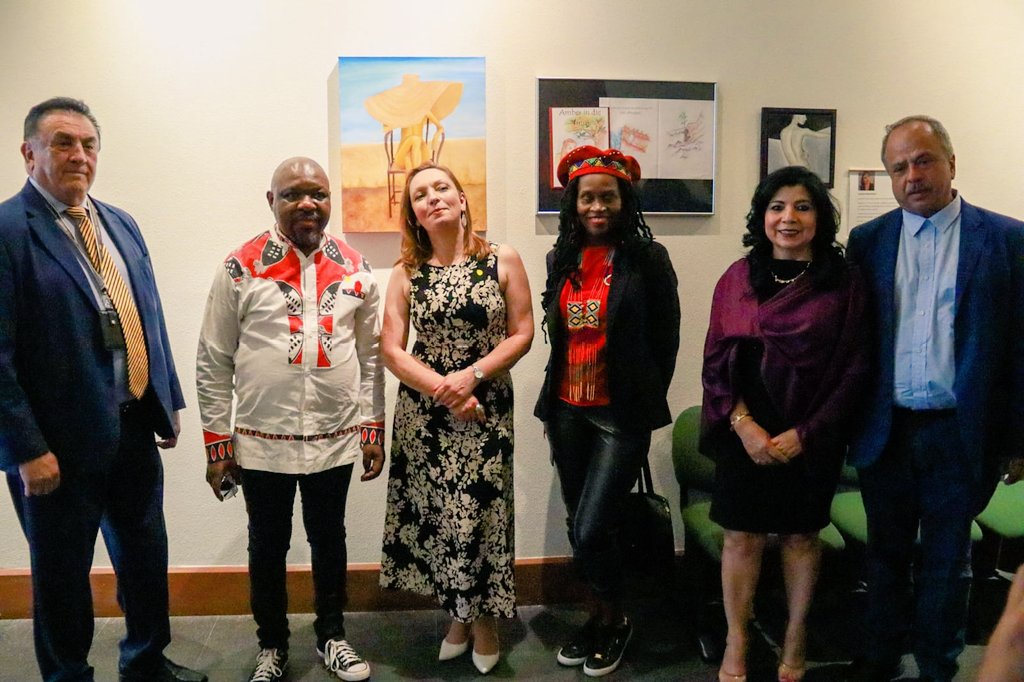 HorteNavarro1's tweet photo. 1/3 En conmemoración al #DíaInternacionalDeLaMujer el Comité Ejecutivo Nacional del #SNTSRE de la @SRE_mx en coordinación con el @IME_SRE, la Embajada de Sudáfrica en Mexico y #DGBIRM, se inauguró la exposición de arte: "Mirada Empoderada; Mujeres en el Mundo" https://t.co/DBQggYOMVo