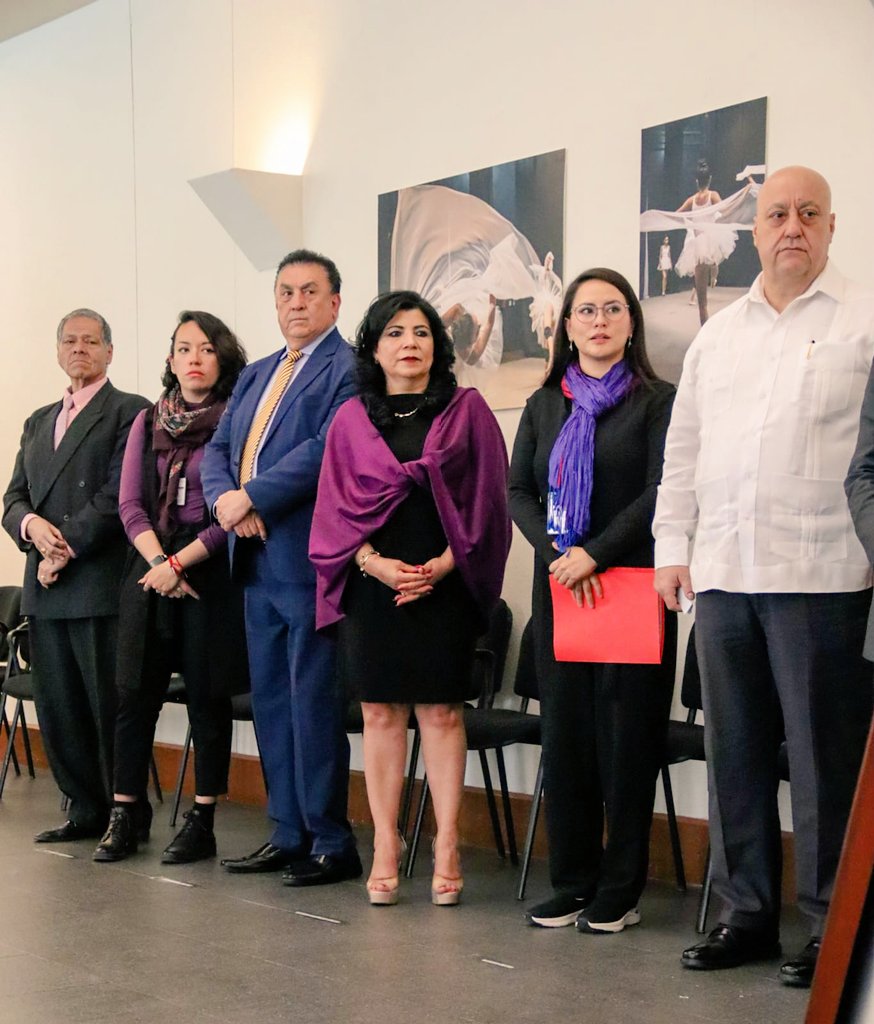 HorteNavarro1's tweet photo. 1/3 En conmemoración al #DíaInternacionalDeLaMujer el Comité Ejecutivo Nacional del #SNTSRE de la @SRE_mx en coordinación con el @IME_SRE, la Embajada de Sudáfrica en Mexico y #DGBIRM, se inauguró la exposición de arte: "Mirada Empoderada; Mujeres en el Mundo" https://t.co/DBQggYOMVo