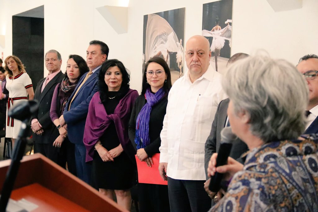 HorteNavarro1's tweet photo. 1/3 En conmemoración al #DíaInternacionalDeLaMujer el Comité Ejecutivo Nacional del #SNTSRE de la @SRE_mx en coordinación con el @IME_SRE, la Embajada de Sudáfrica en Mexico y #DGBIRM, se inauguró la exposición de arte: "Mirada Empoderada; Mujeres en el Mundo" https://t.co/DBQggYOMVo